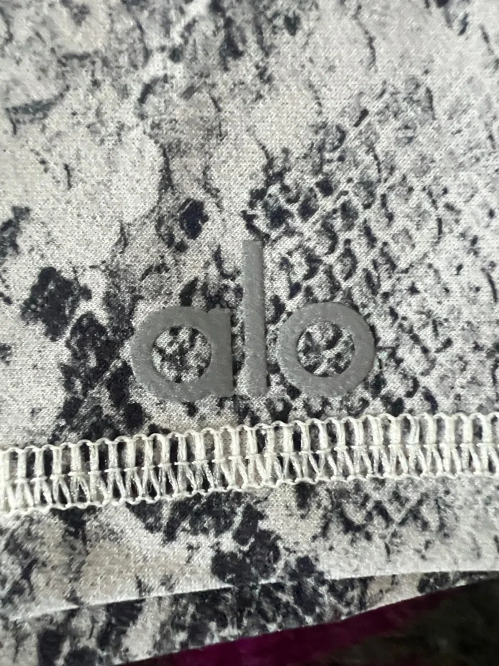 ALO Yoga Snake-Print athletic Shorts - Gray & Black 🆕 Size 2